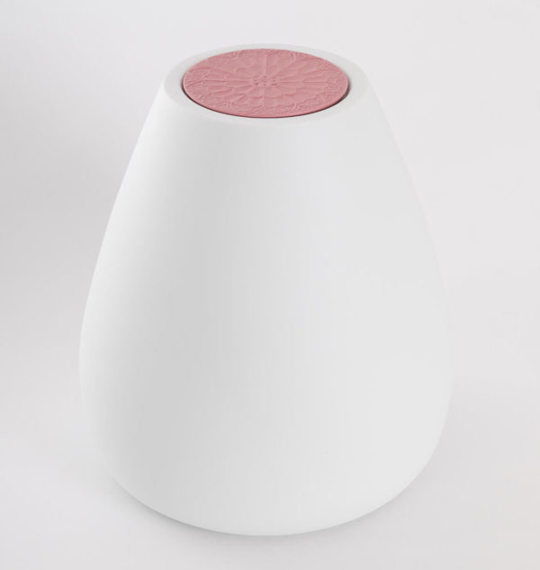 urne cinéraire blanche avec le dessus gravé couleur rose thé en porcelaine de Limoges