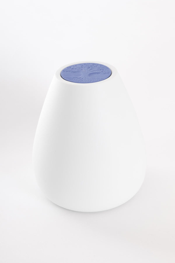 urne funéraire blanche au dessus gravé couleur bleu lavande