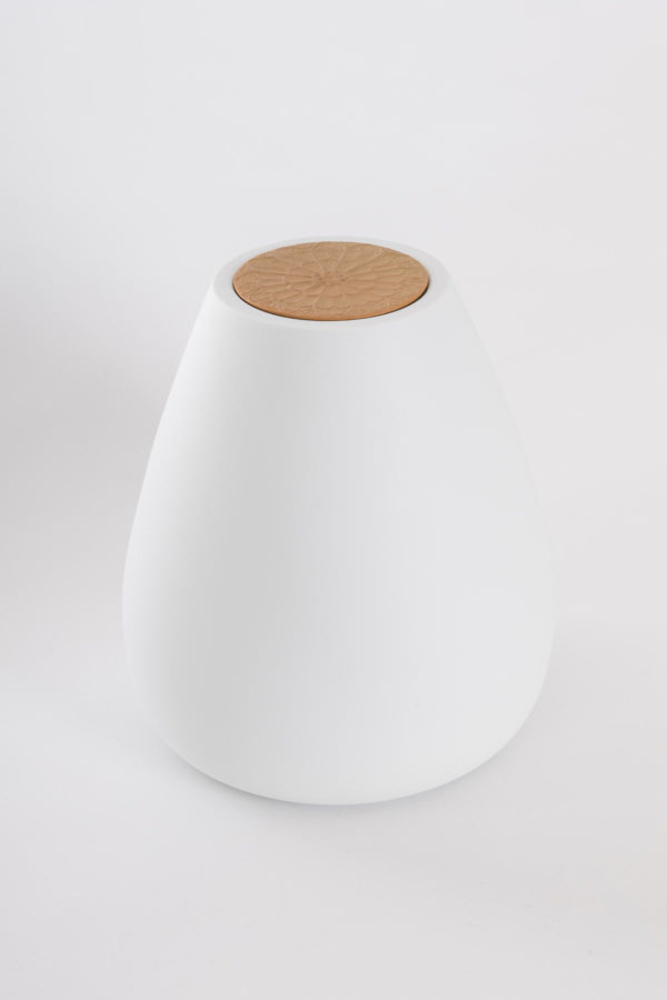 urne cinéraire blanche avec un dessus couleur ocre jaune